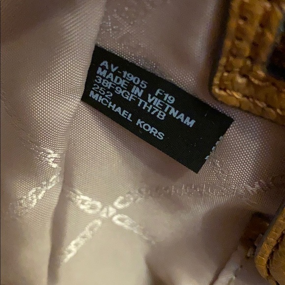 Michael Kors Fulton Large Hobo - Picture 7 of 10